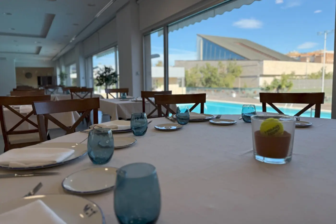 Comedor del restaurante con vistas a la piscina del club