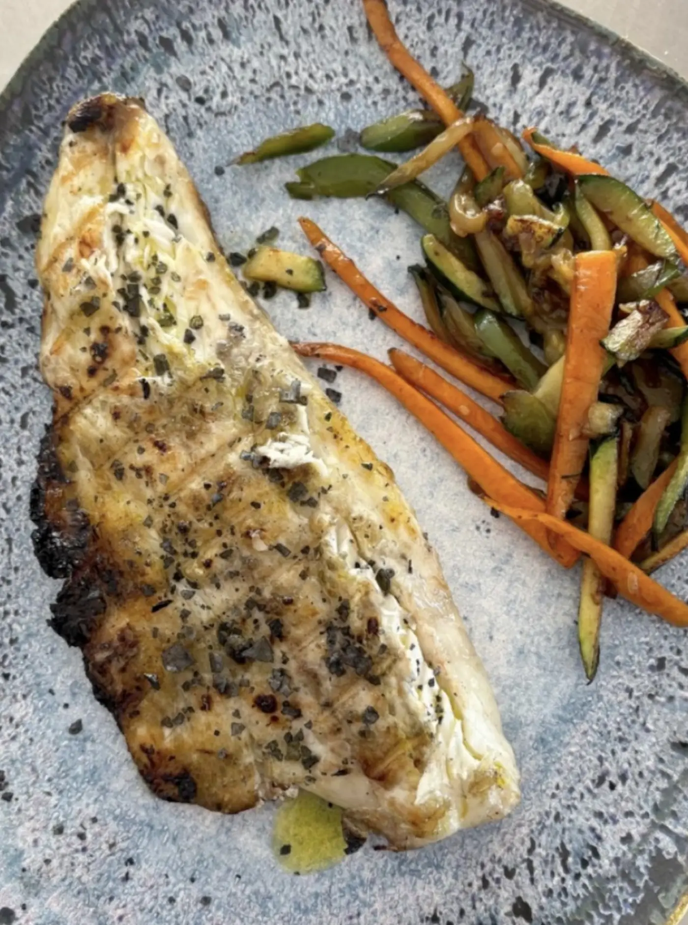 Lubina a la espalda con wok de verduras