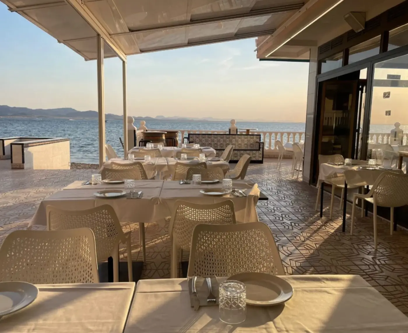 Terraza de La Manga frente al mar